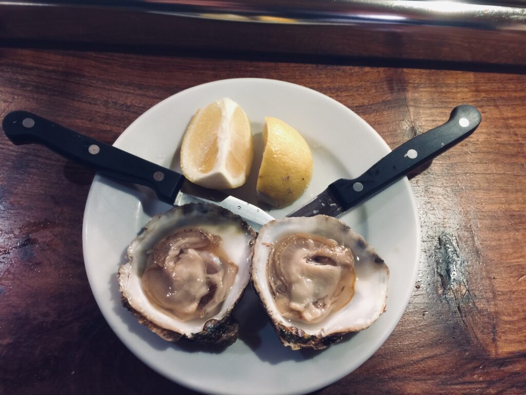 IMG_9450 Dos ostras abiertas y dos limones