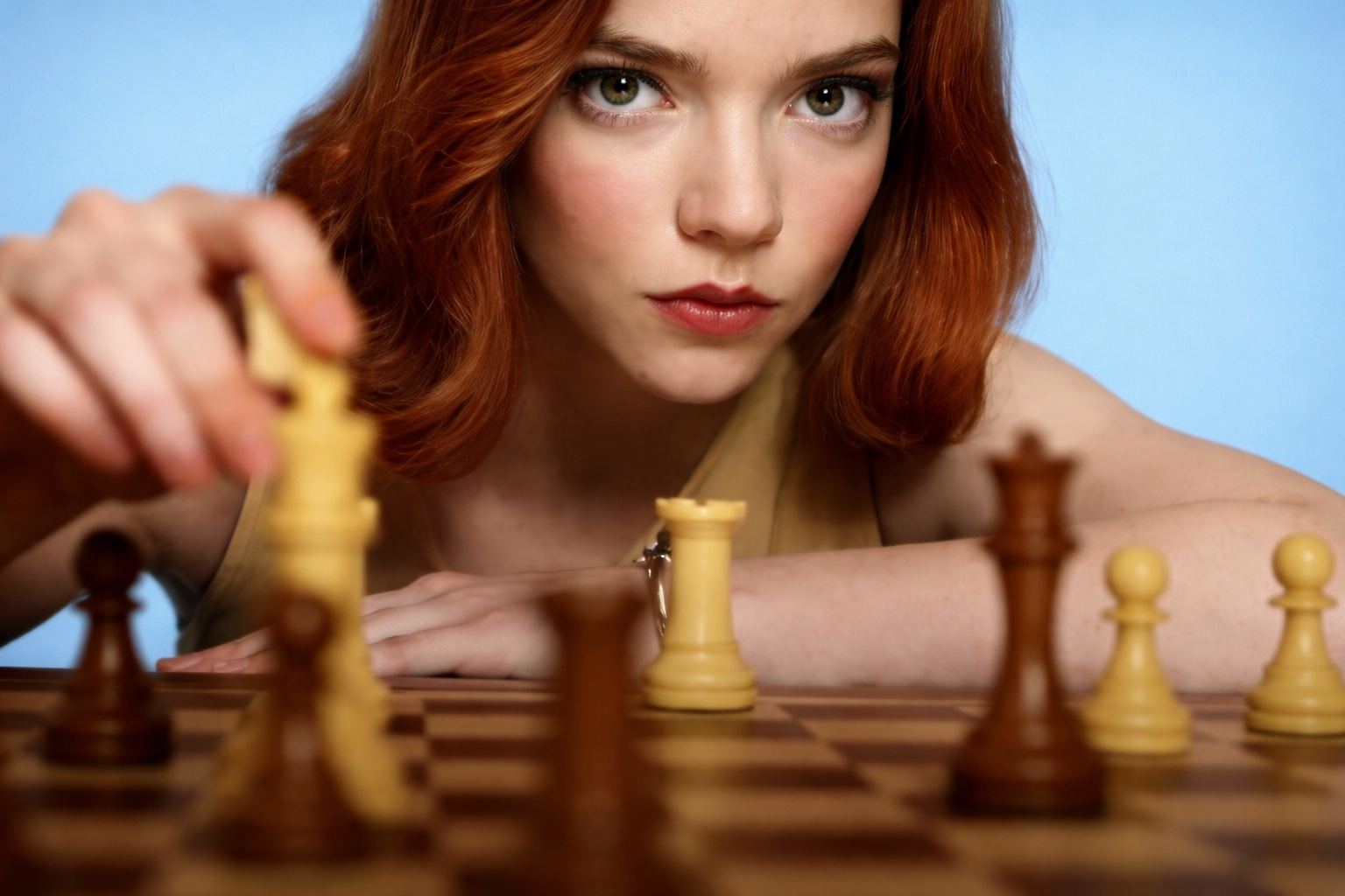 mujer con mirada inteligente jugando al ajedrez 